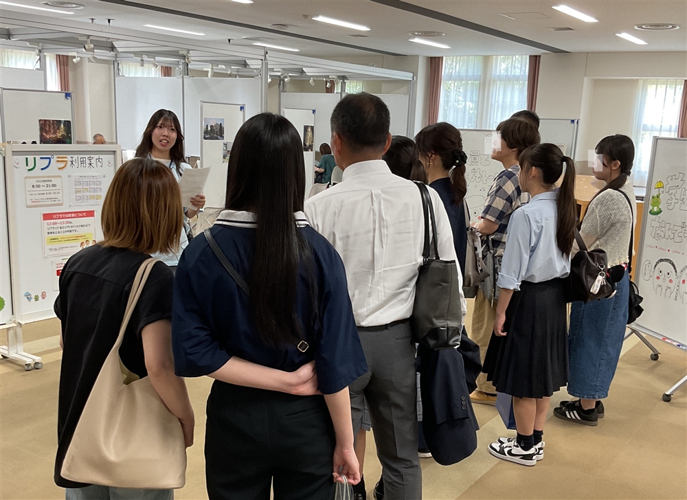 自慢のキャンパスを学生スタッフがご案内