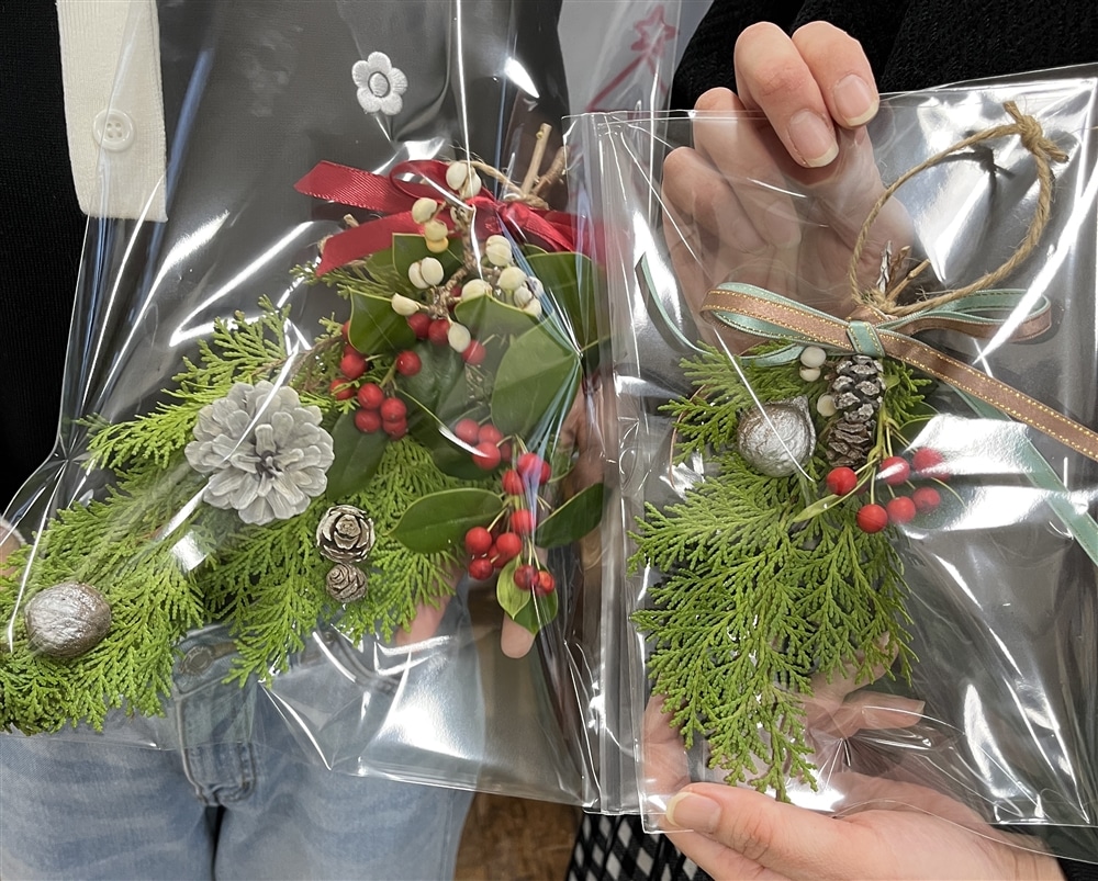 キャンパスで採れた葉や実を使って、かわいいスワッグを作ってみよう♪