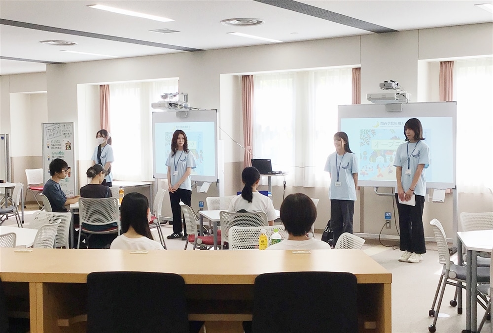 学生スタッフが笑顔でお出迎え♪