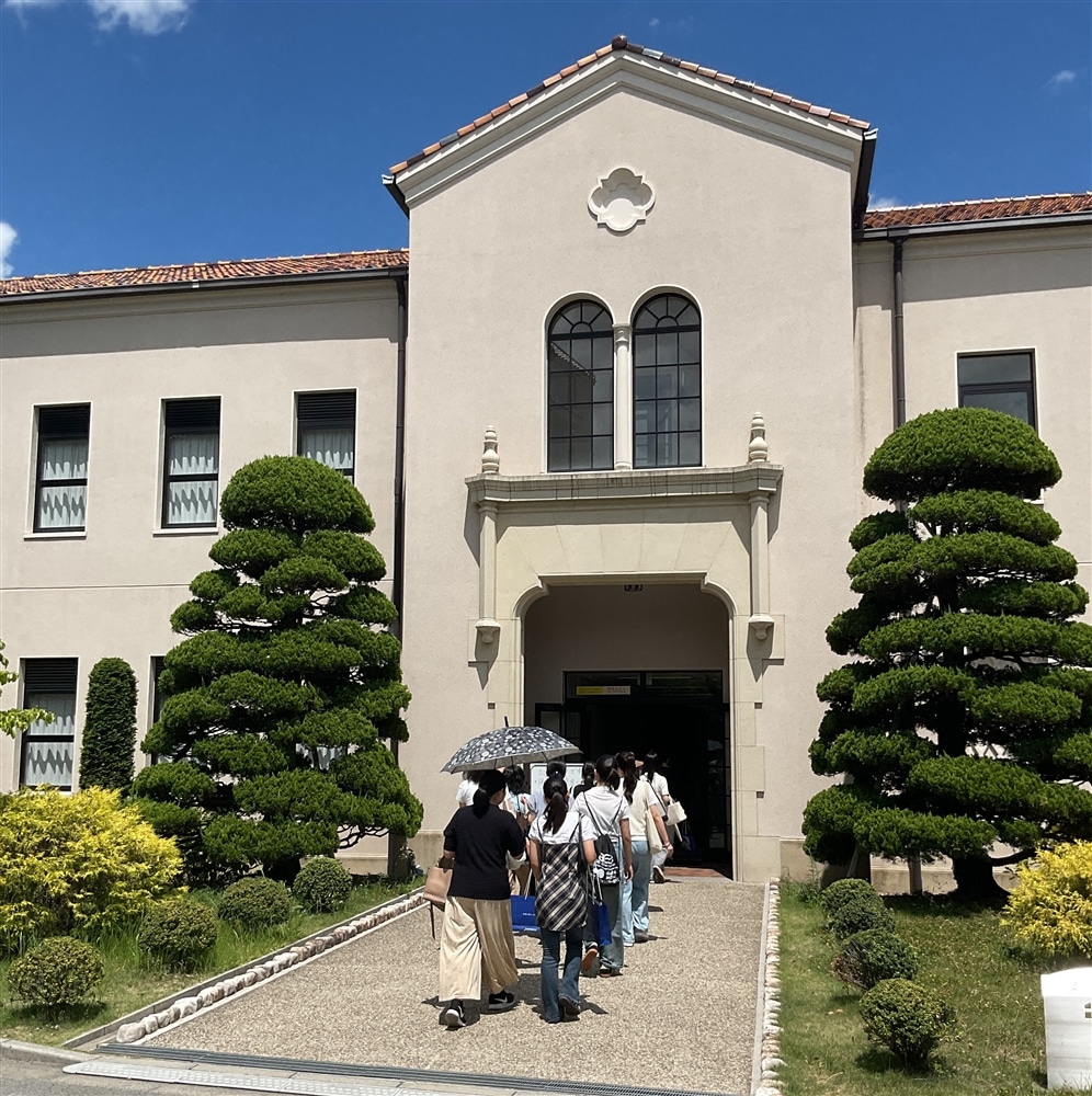 自慢のキャンパスを学生スタッフがご案内