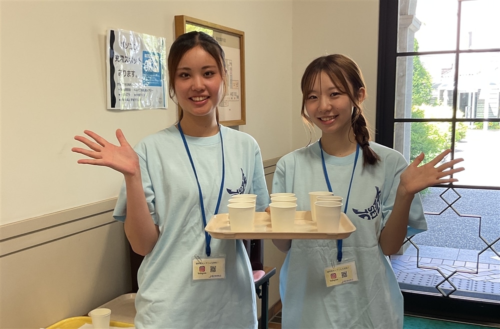 学生スタッフが笑顔でお出迎え